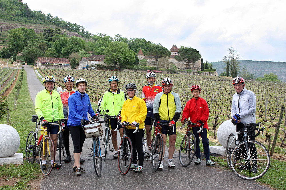 jcb_2010_22w_Caïx, les cyclo-Bazouges devant le château de la  reine © Joseph Guégan.jpg